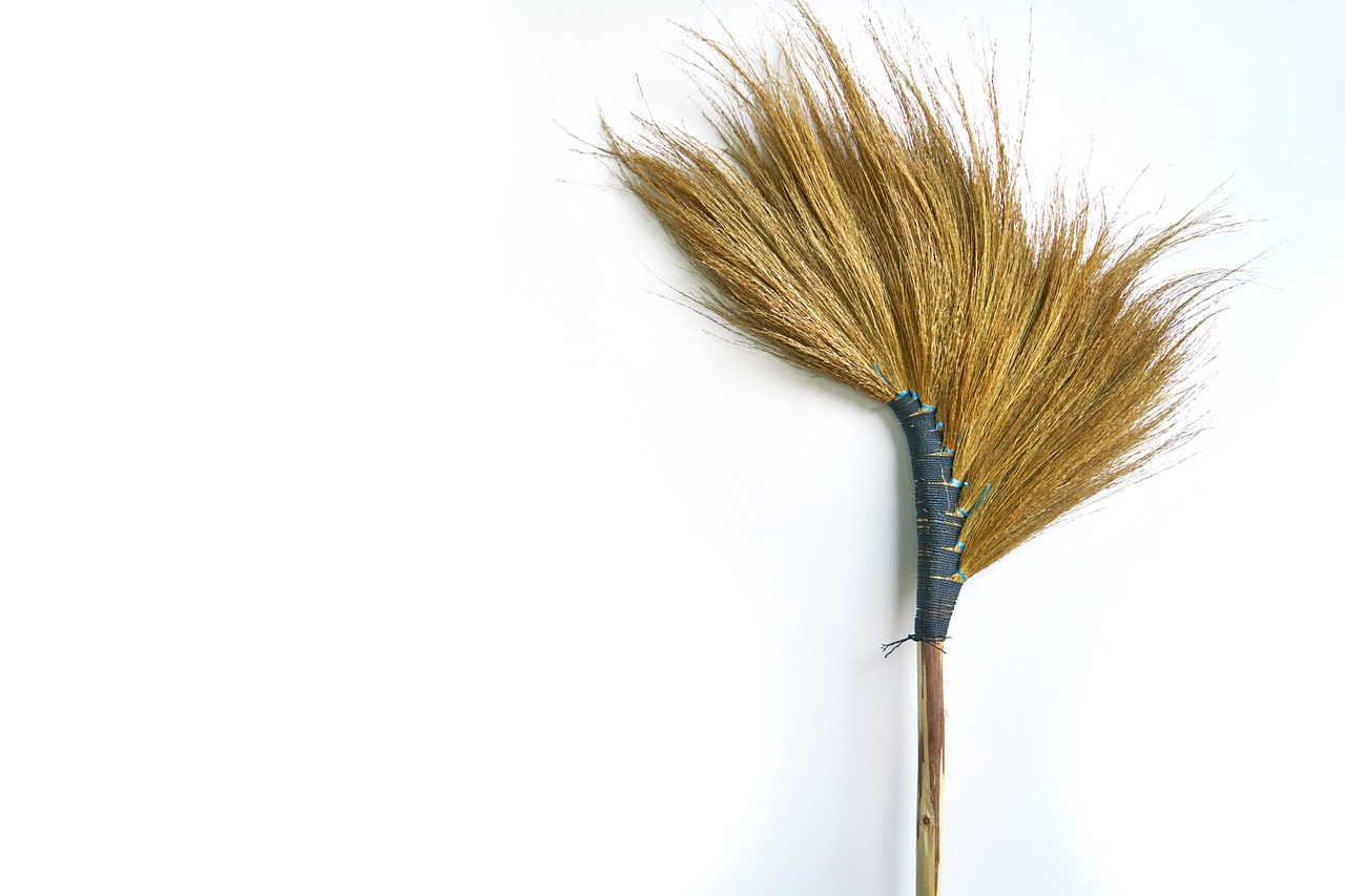 broom-2439976_1280.jpg