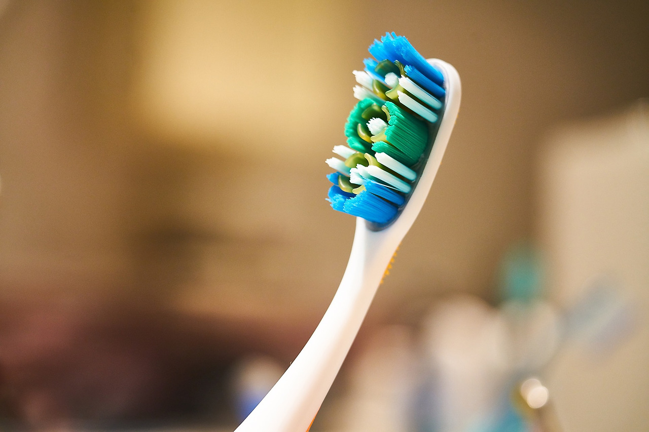 toothbrush-2729248_1920.jpg