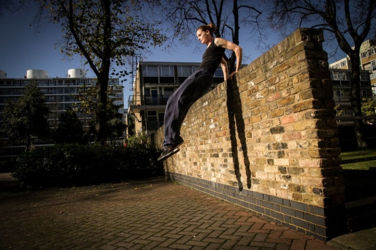 파쿠르 하는 여성들.jpg