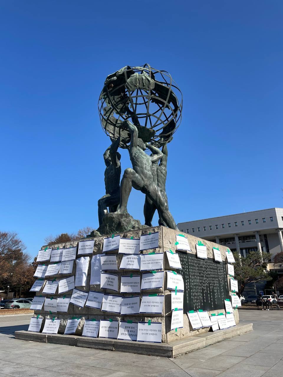 강원대학교 미래광장 동상에 시국선언 참가자들의 피켓이 부착되어 있다(사진제공 이이랑).jpg