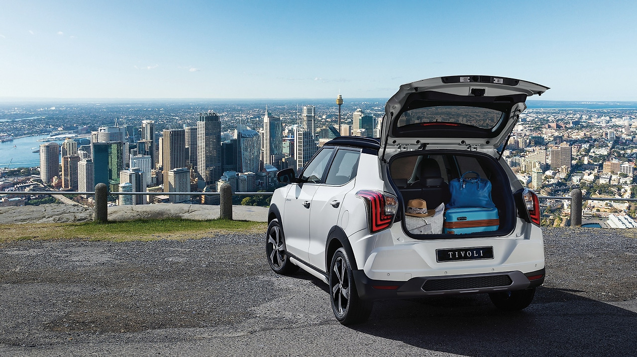 2305_티볼리 후측테일게이트메인.jpg