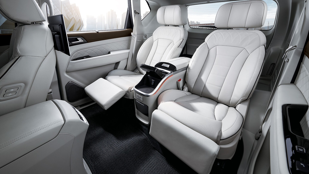 2402_렉스턴리무진 베이지2열메인.jpg