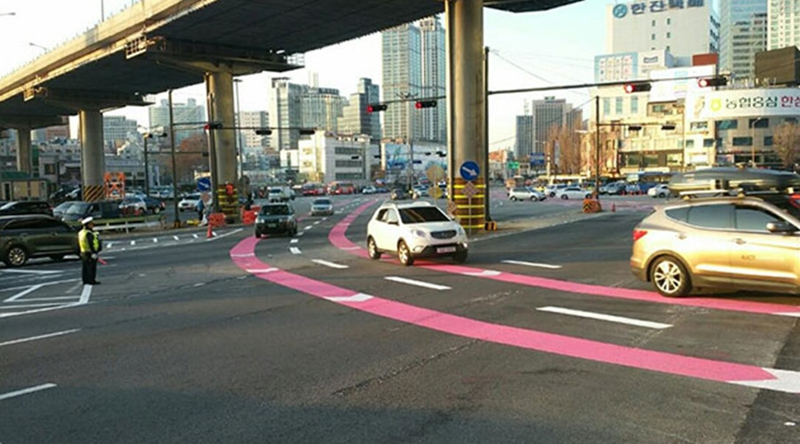 0525_노면색깔유도선_서울역교차로.jpg