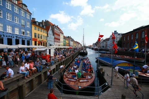 뉘하른 항구.jpg