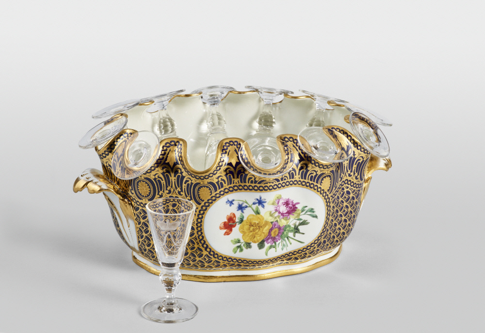 [크기변환]6_리히텐슈타인 만찬 및 디저트용 식기 세트 중 ‘주름이 진 그릇(몬티스)’와 유리잔.jpg