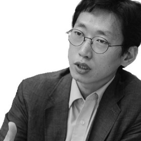 한영섭 프로필 사진 (흑백 3).jpg