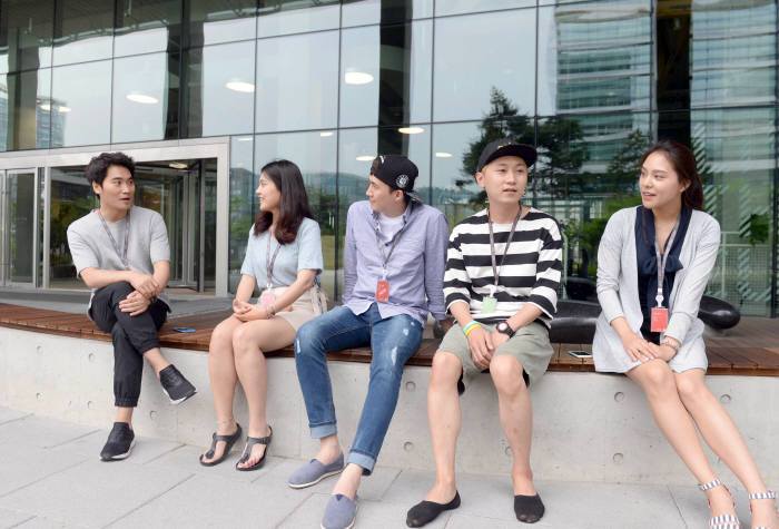 판교 자율복 직장인.jpg