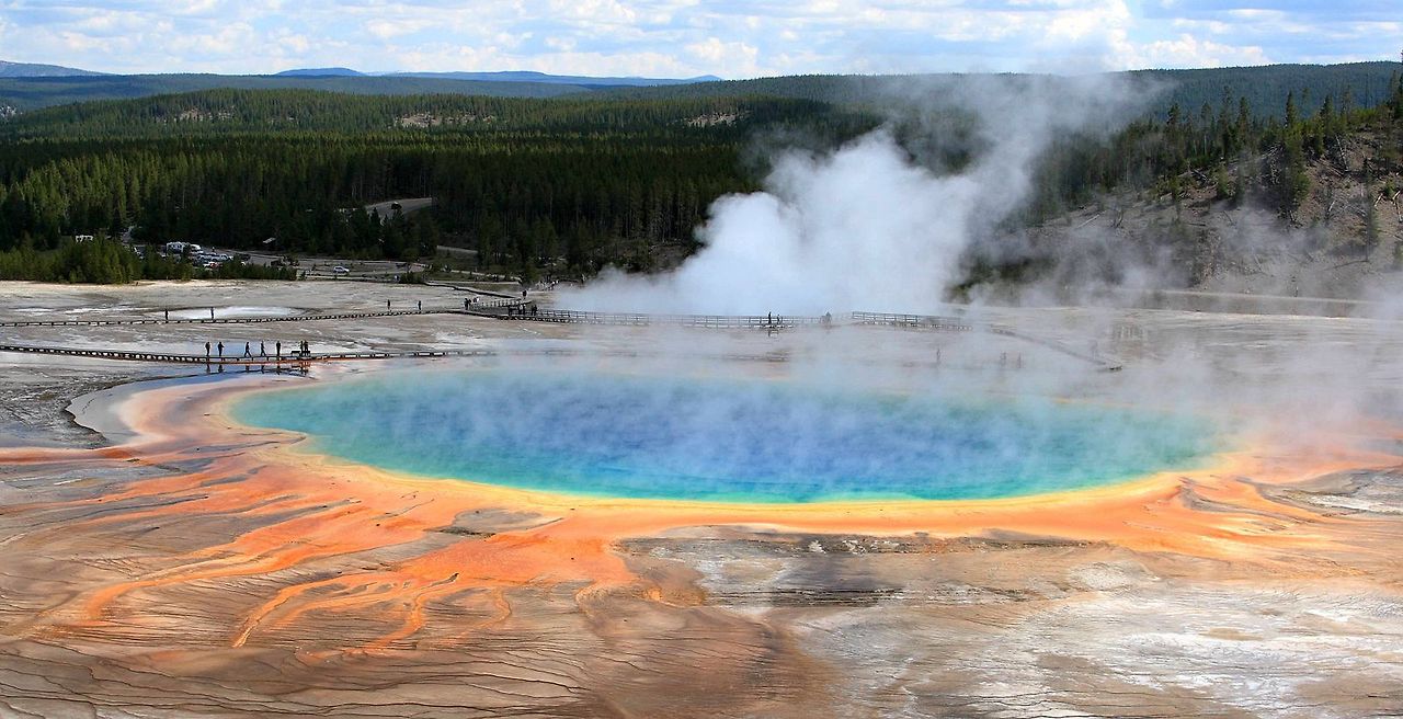 1600px-Grand_Prismatic_Spring,_Yellowstone_National_Park_(3646969937).jpg
