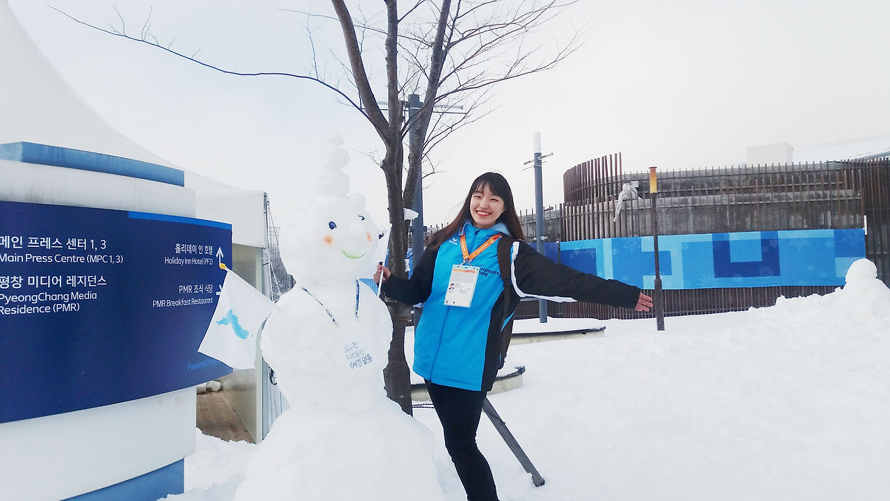 평창동계패럴림픽 통역을 할 때 눈사람과 함께.jpg