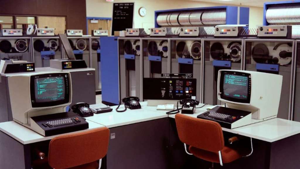 resize_retro-70s-computer-rooms-v0-iery5hcup4fc1.jpg