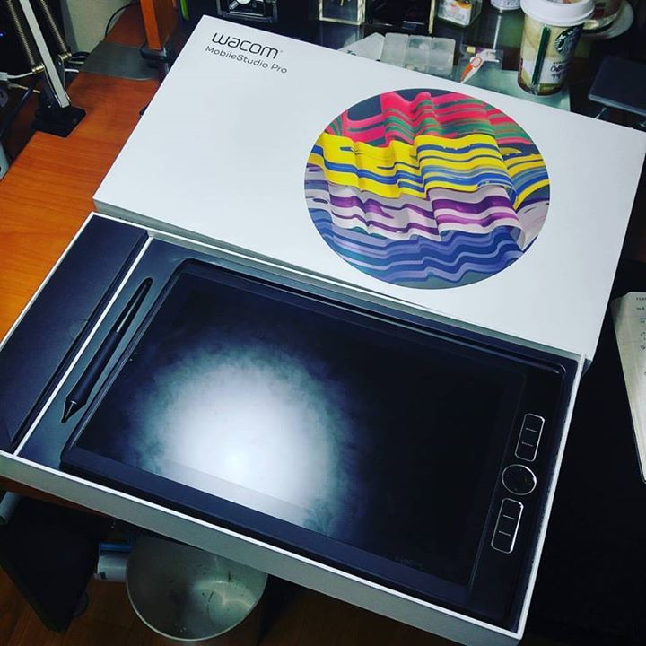 급하게 도착. 와콤 모바일 스튜디오 프로. 이 녀석을 들고 떠나야한단 말이지....jpg