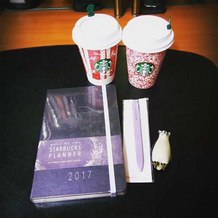 I got a Starbucks diary !%0A%0A스티커 두 장 남은 것 알고 커피 두 잔 지르고 겟. 민트와 블랙 사이에서, 민트는 너무 커서 블랙으로... 차마 핑크를 지를 용기는 없었습니다. %0A%0A#스타벅스다이어리 #스타벅스 #다이어리 #개새 #지름.jpg