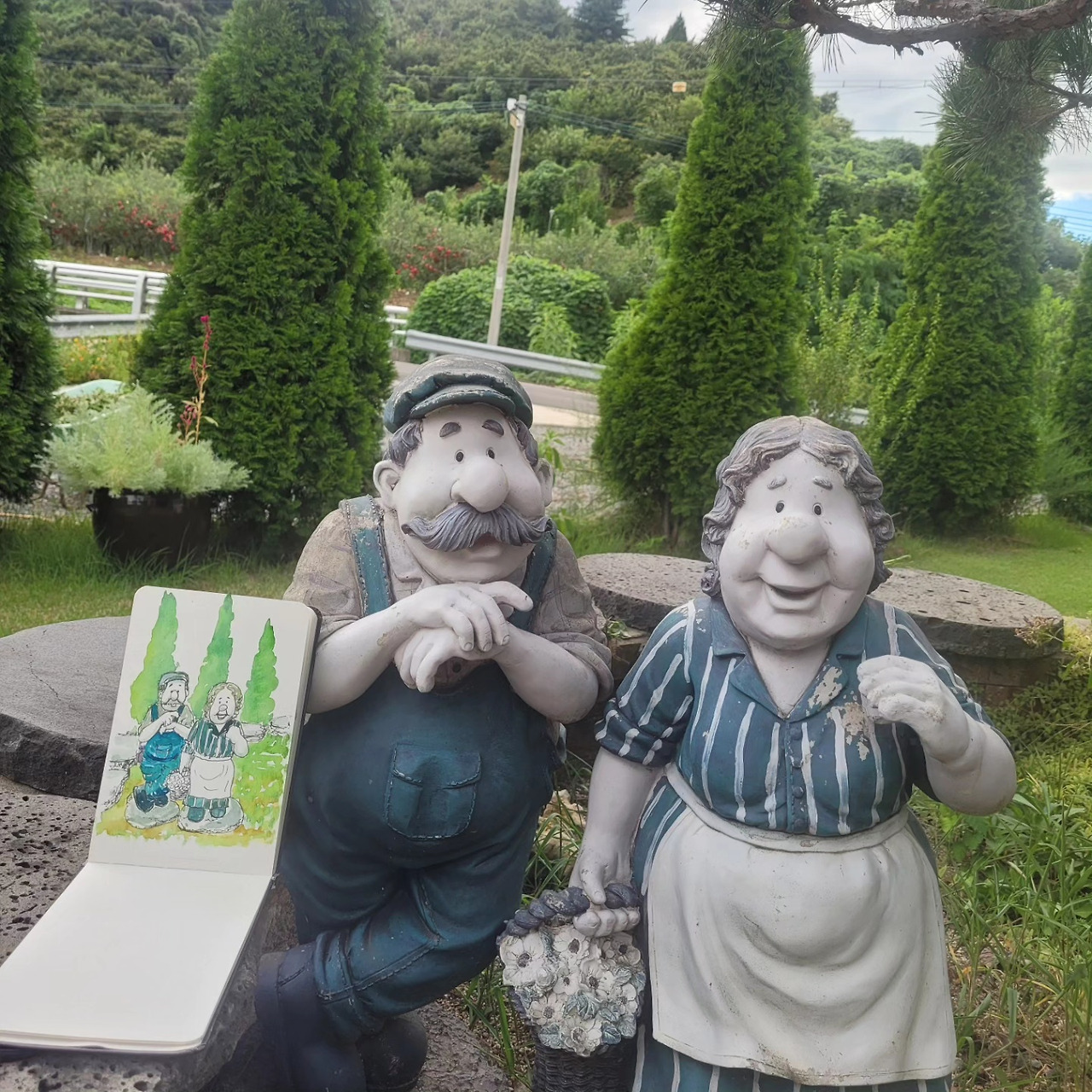 정원 뒤편 부부상.jpg