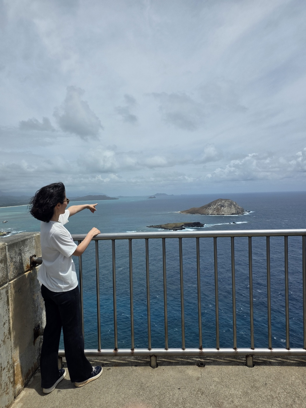 토끼섬 가리키는 나.jpg