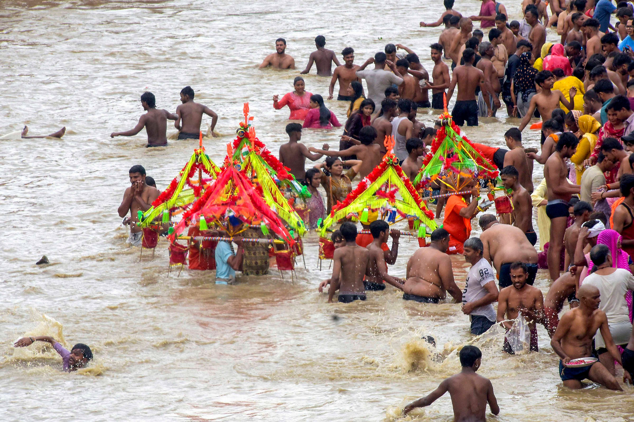 성수를 담는 장면-livemint.com).jpg