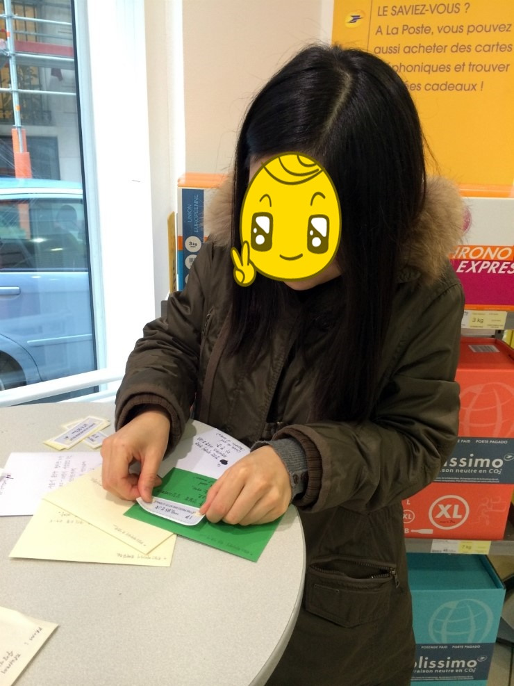 우표붙이는 형.jpg