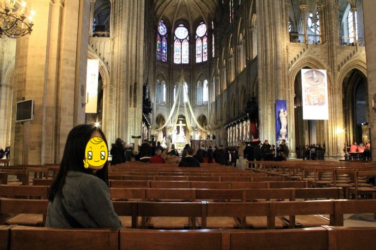 노트르담 형양 뒤돌아보는사진.jpg