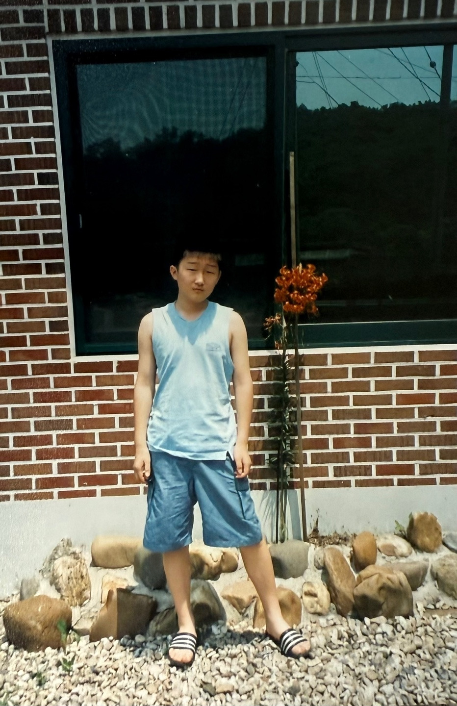 나리꽃과 준영이.jpg