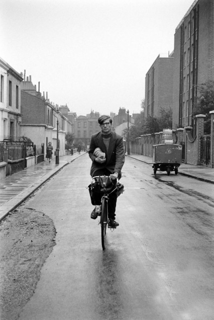 colin-wilson-with-bananas-on-bike-2-426x636.jpg