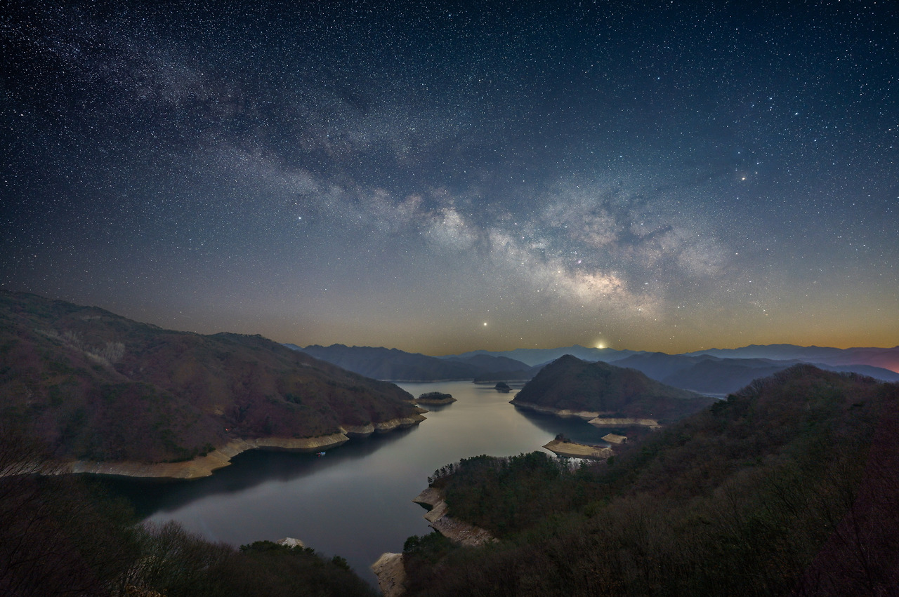 11. 지구와우주 분야_은상_서영균_지평선 위아래로 강이 흐른다.jpg