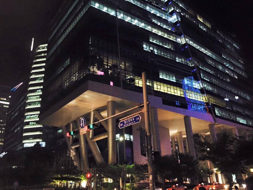 밤의 상암동 사무실 건물.jpg