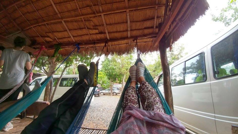 오두막 해먹에서 비 피하기.jpg