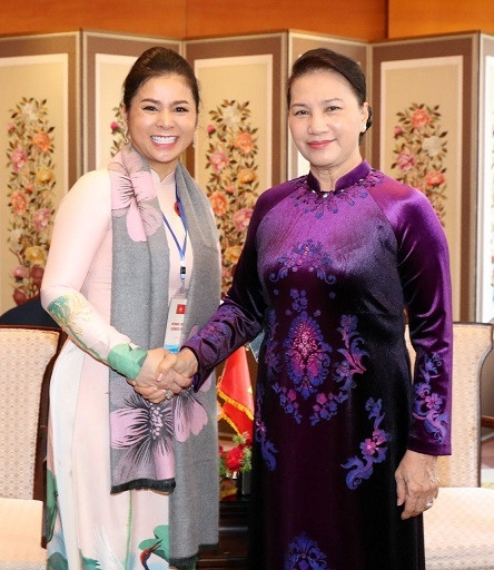 (왼쪽) 레 황 디엡 타오(오른쪽)베트남 국회의장 응웬 티 낌 응.jpg