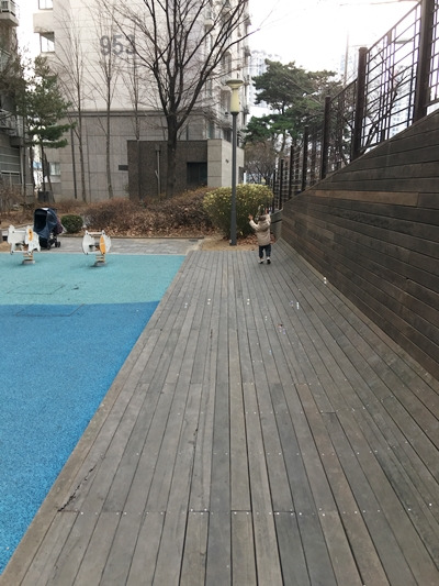 2. 엄마 잡아~.jpg