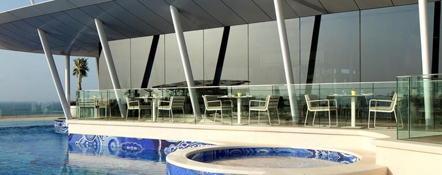 두바이버즈알아랍호텔레스토랑이용방법burj-al-arab-restaurants-bab-al-yam-pool-hero.jpg