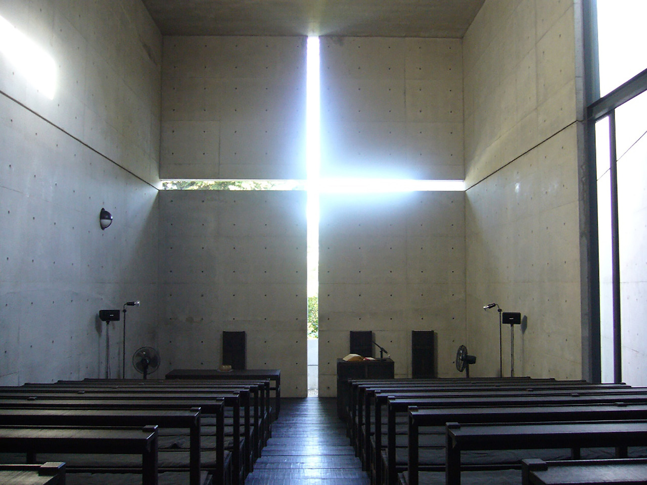 Ibaraki_Kasugaoka_Church_light_cross_thumb.jpg