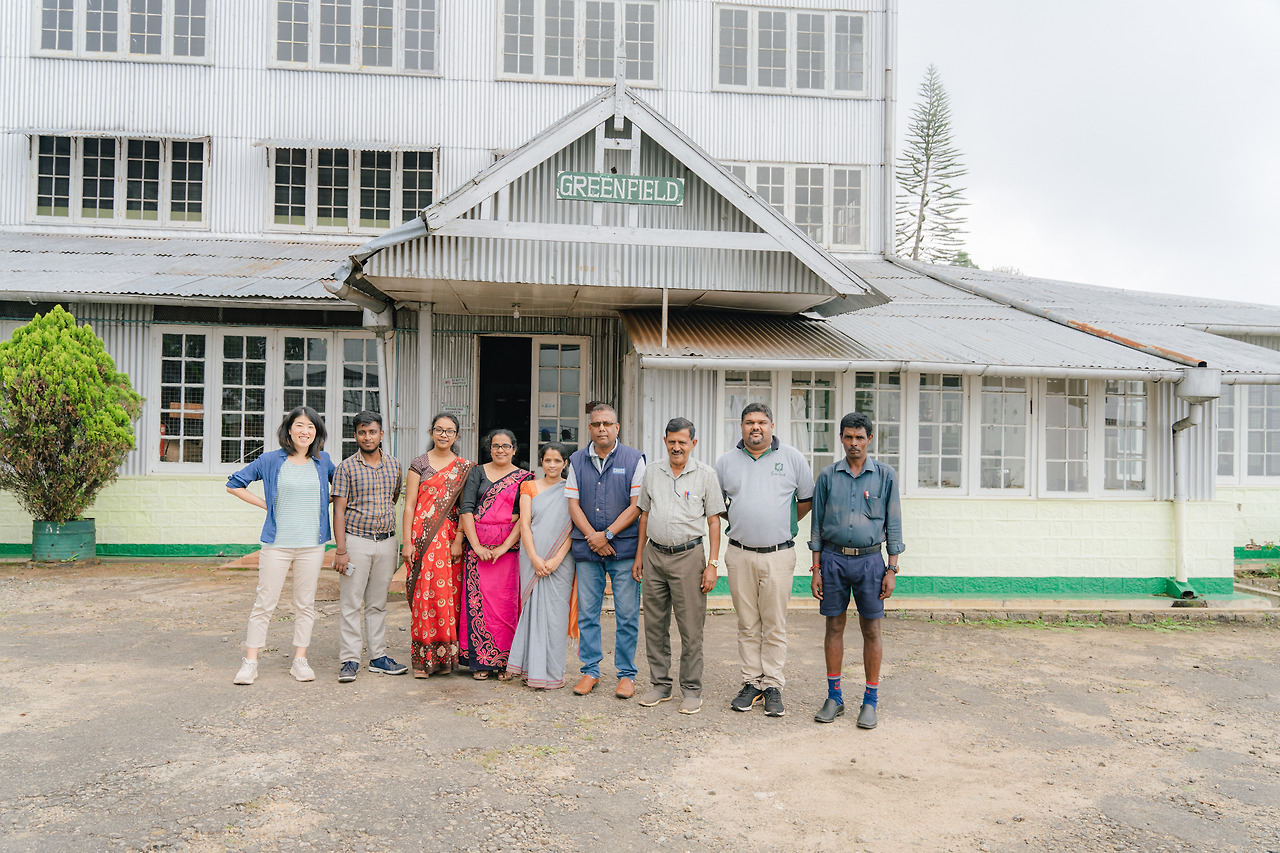 홍차 가공공장에서 실무자들과.jpg