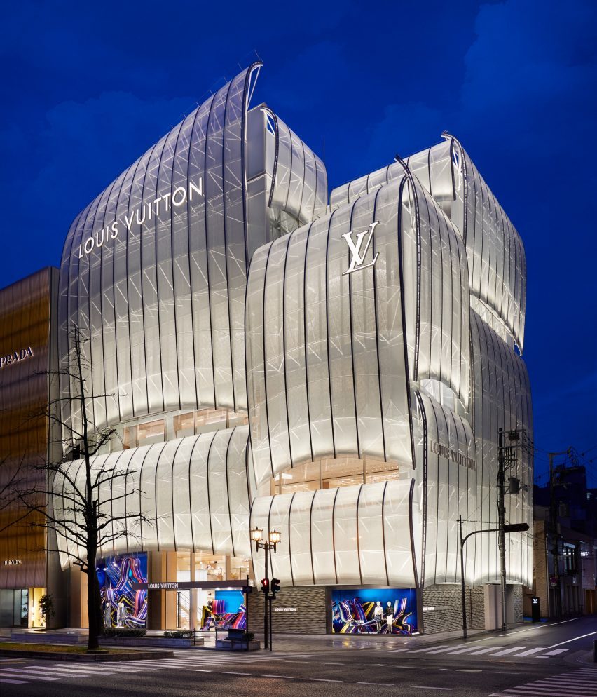 louis-vuitton-osaka-jun-aoki-peter-marino-architecture-retail-shops-japan_dezeen_2364_col_0-852x994.jpg