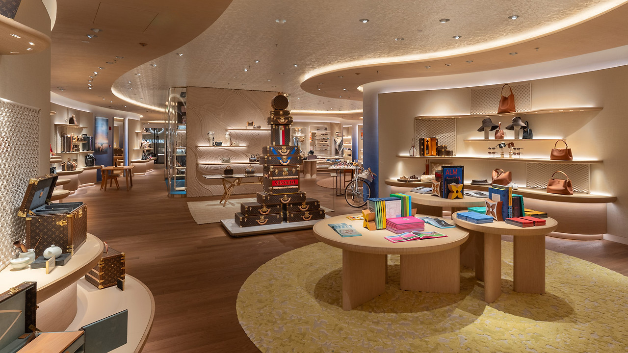louis-vuitton-the-louis-shop-exhibition-cafe-shanghai-china_dezeen_1704_col_3.jpg