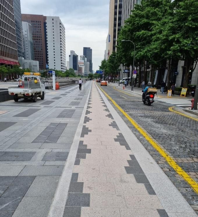 청계천 자전거도로.jpg