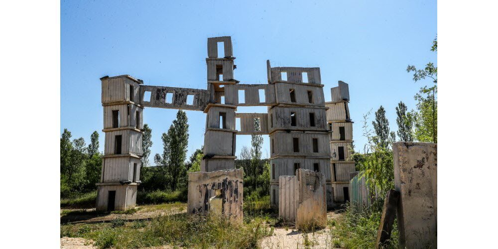 04 01 2024 pendant-30-ans-le-plasticien-franco-allemand-a-bati-une-magnifique-cite-utopique-aux-portes-des-cevennes-photo-le-dl-christophe-agostinis-1656001299.jpg