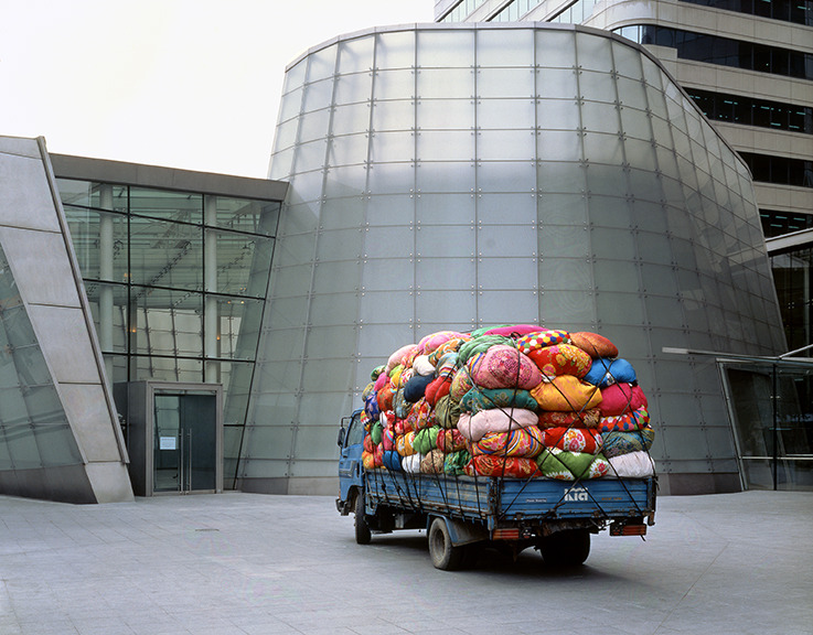 kimsooja_cities-on-the-move-bottari-truck_2000_aware_women-artists_artistes-femmes.jpg