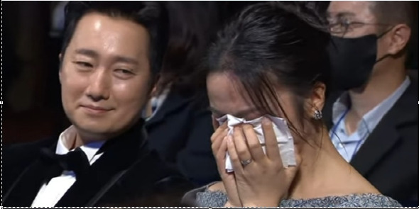 탕웨이_청룡영화제_눈물.jpg