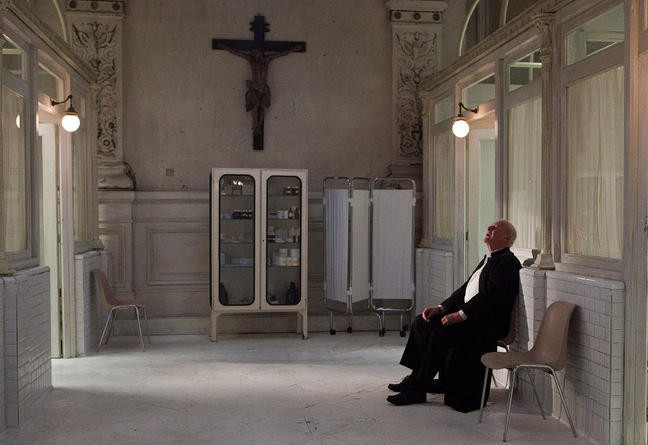 더 라이트 악마는 있다 루카스 신부 슬픔.jpg