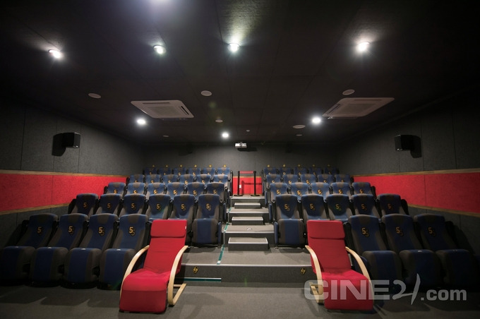 오오극장 상영관.jpg