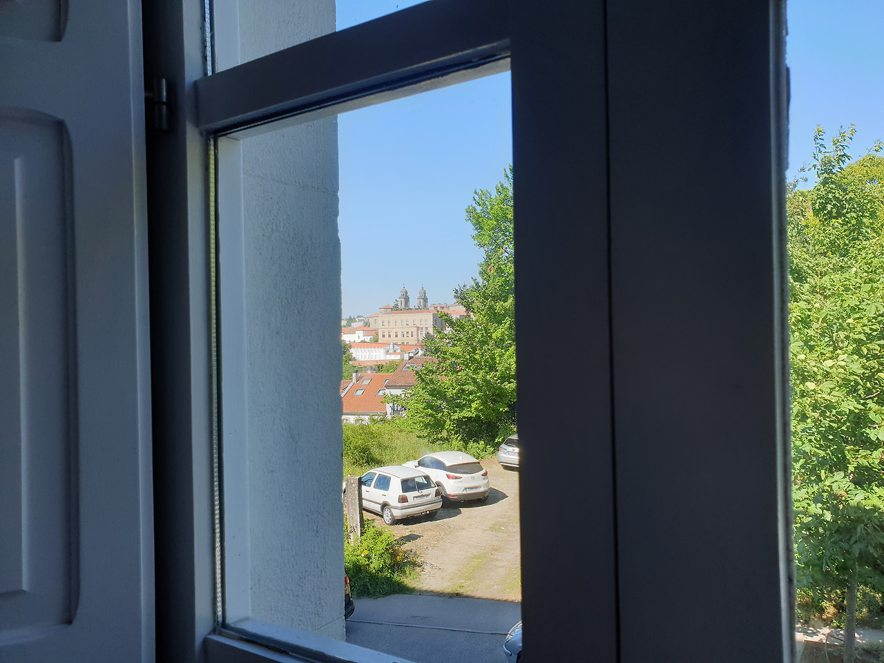 20220610_181453산티아고숙소창문과 창밖나무.jpg