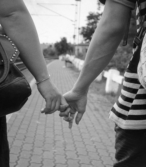 holding-hands-1599054_960_720.jpg