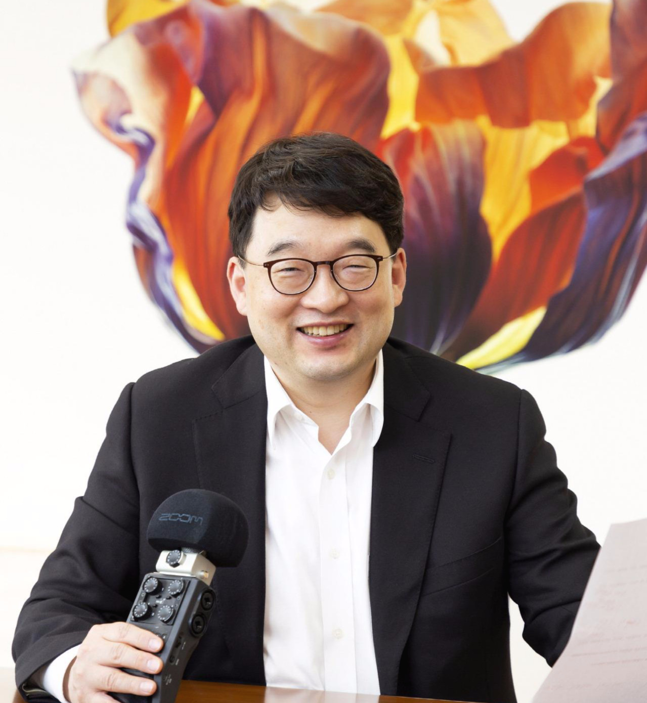 사진1_정시퇴근 안내방송 녹음중인 이우현 OCI사장.jpg