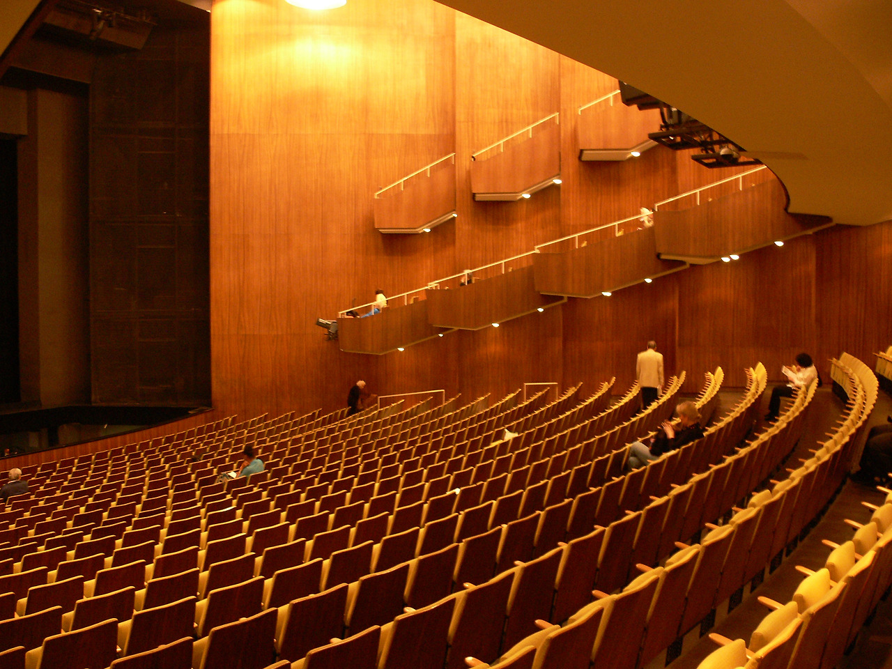Berlin_Deutsche_Oper_Zuschauerraum.jpg