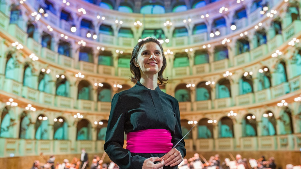 옥사나 리니우 볼로냐 oksana-lyniv-chefdirigentin-bologna-teatro-comunale-100__h-558_v-img__16__9__xl_w-994_-e1d284d92729d9396a907e303225e0f2d9fa53b4.jpg