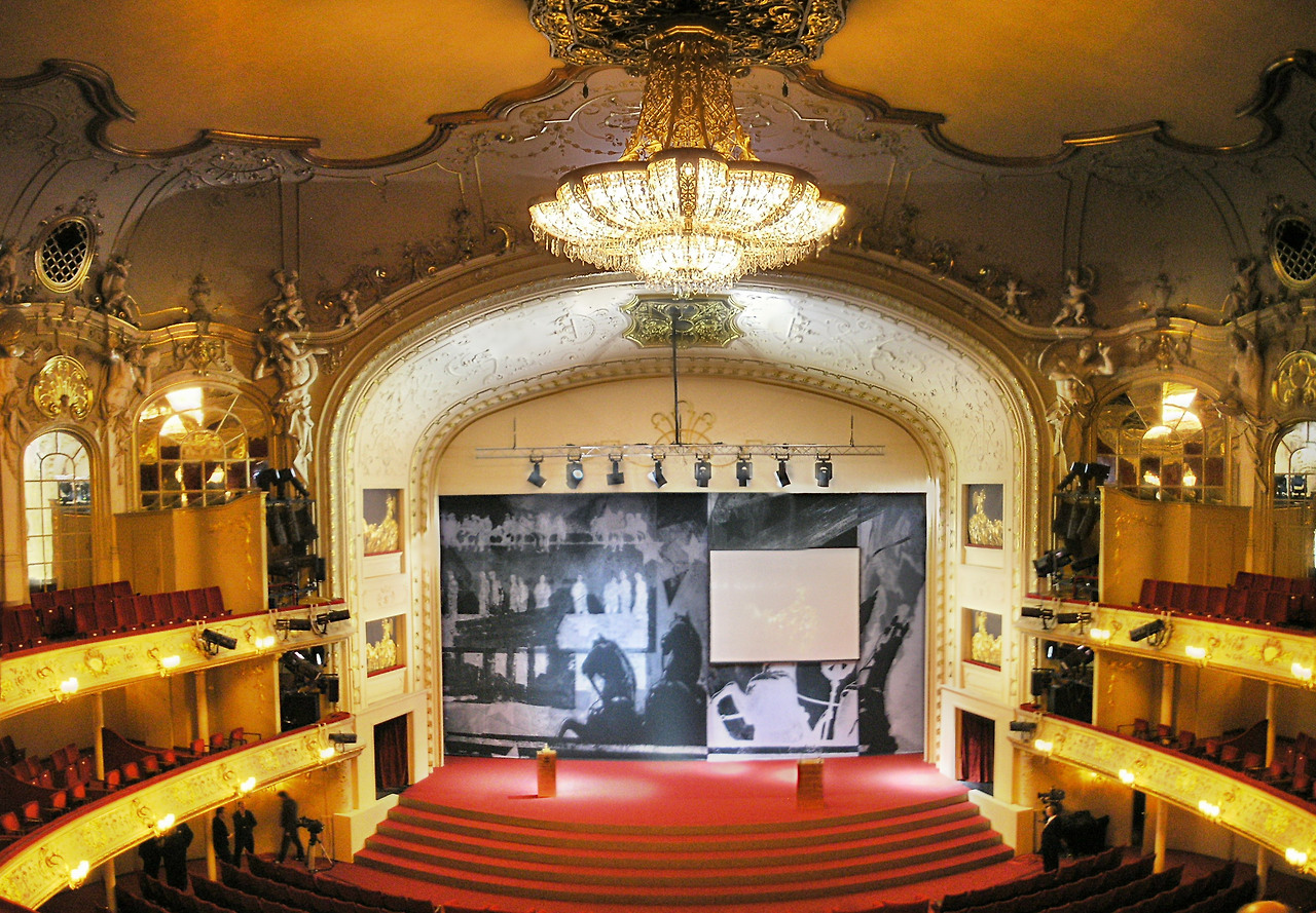 Komische_Oper_Berlin_interior_Oct_2007_Bühne.jpg