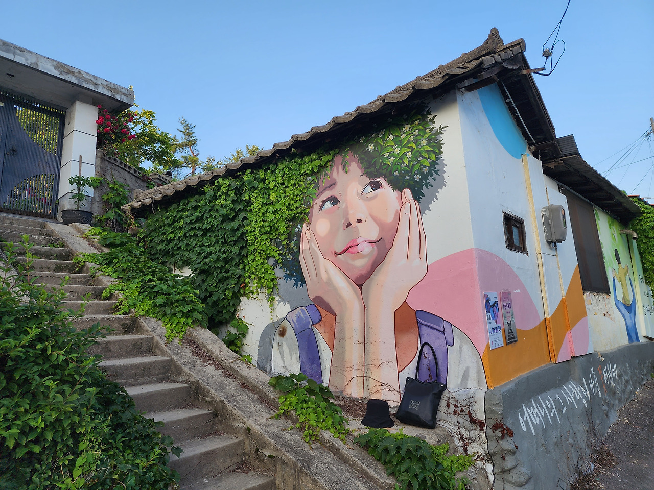 춘천 효자동 벽화마을 담쟁이머리카락 소녀.jpg