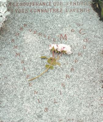 Pierre_tombale_au_Pere_Lachaise_400.jpg