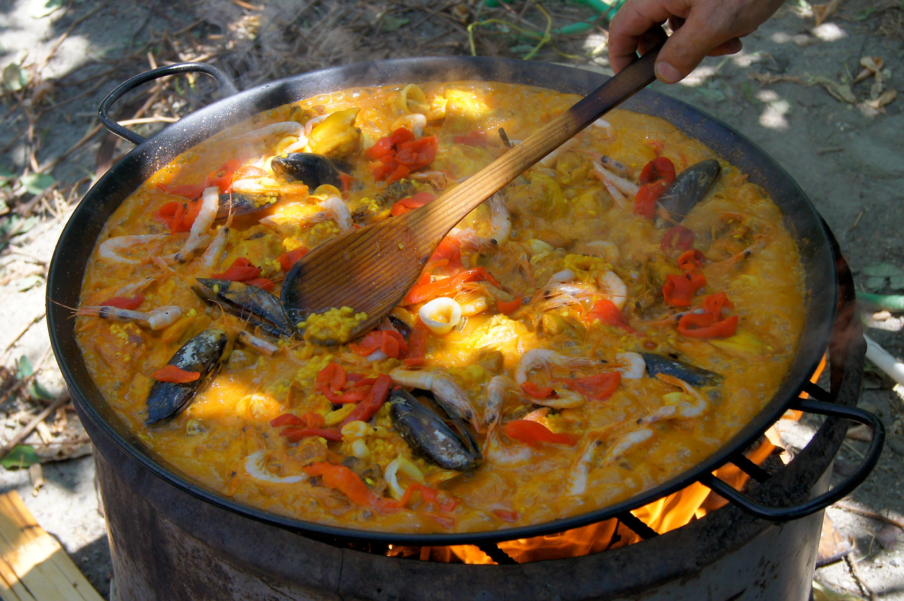 Cooking_a_paella.jpg