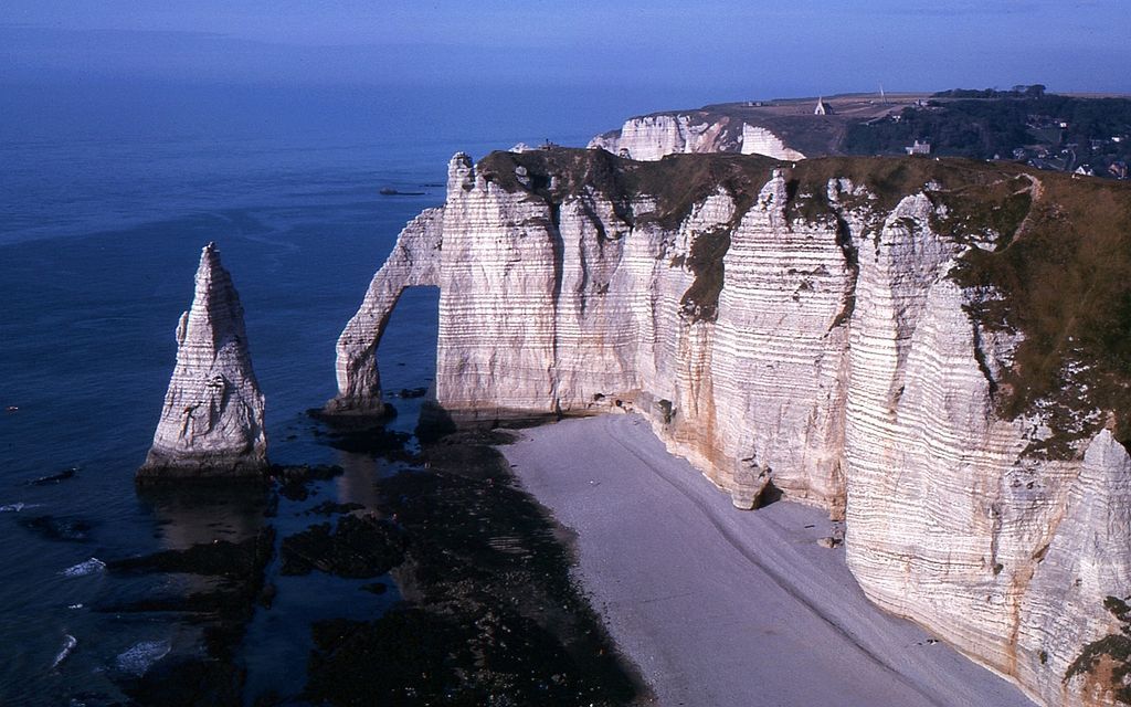 1024px-Etretat_en_1965_b.jpg