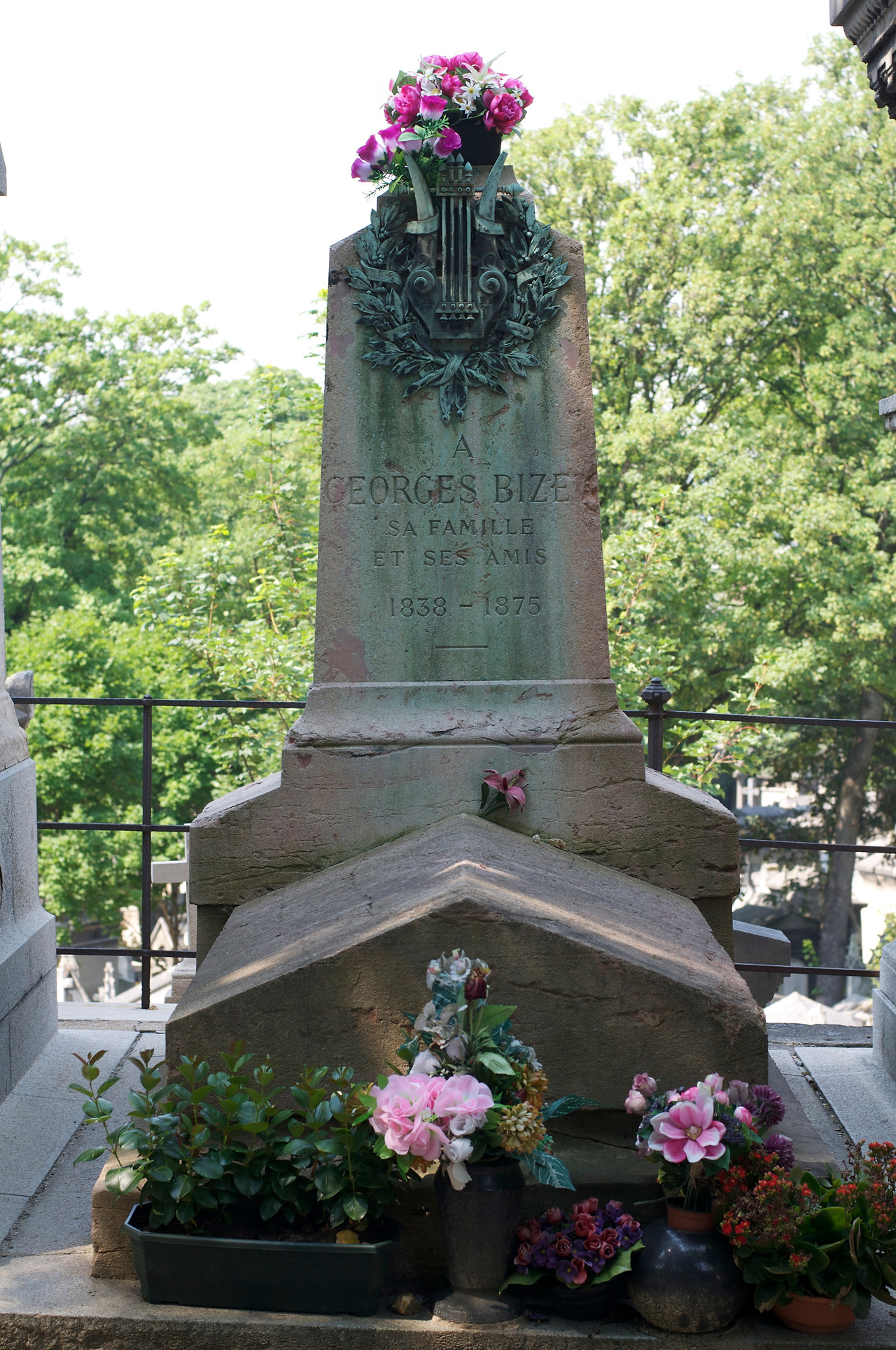 Père-Lachaise_-_Division_68_-_tombe_Bizet_01.jpg